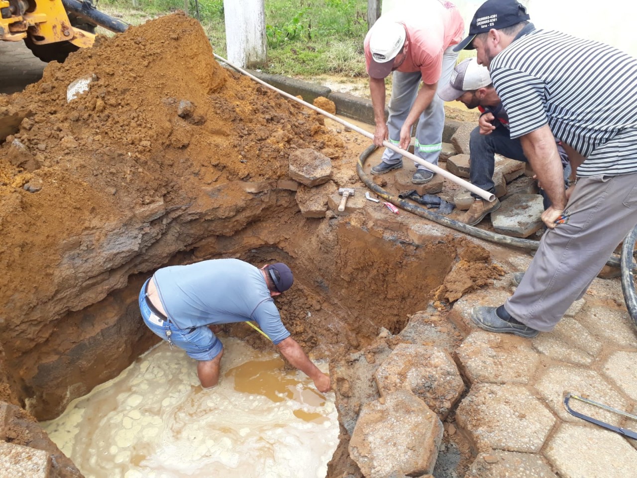 Obra de desobstrução de rede garante abastecimento de água aos moradores de Santa Clara