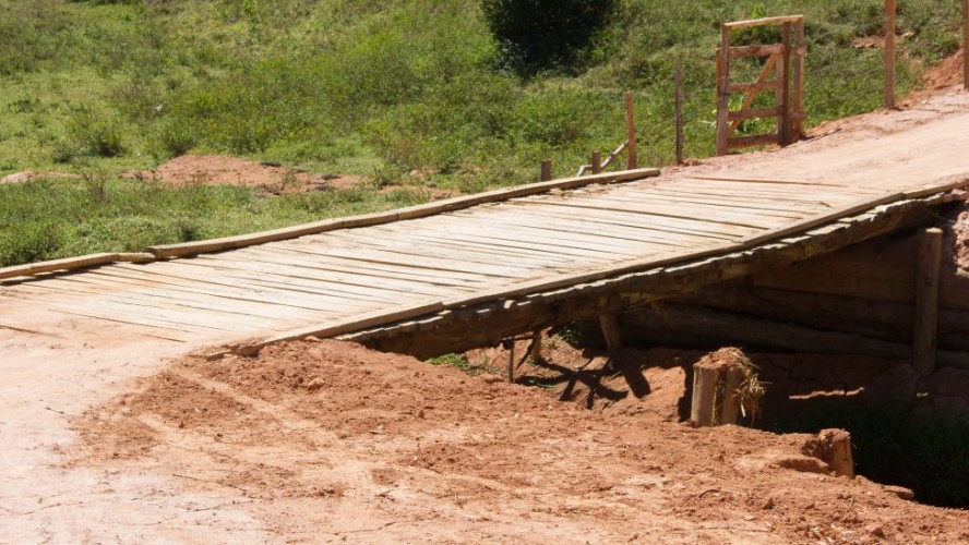 Prefeitura de Iúna reforça trabalho de construção de pontes 