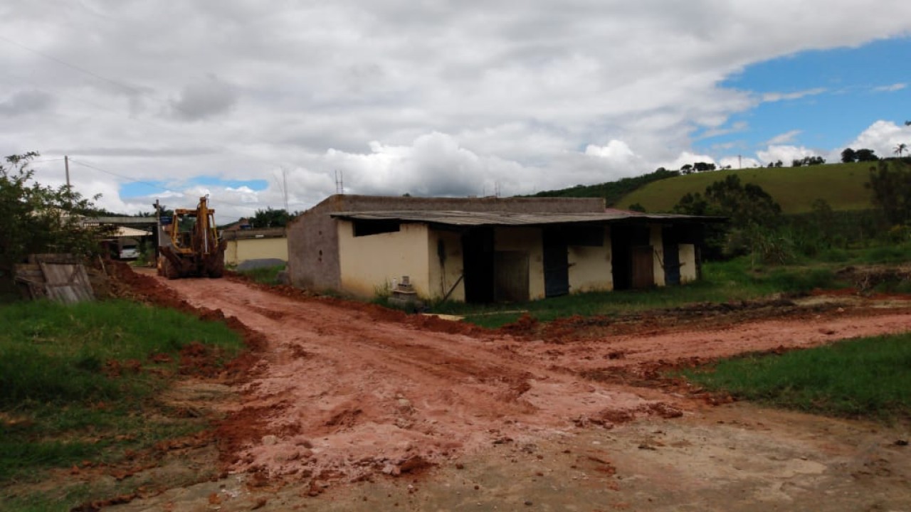 Secretaria de Agricultura e Agronegócio realiza desobstrução de via na Comunidade de Água Santa