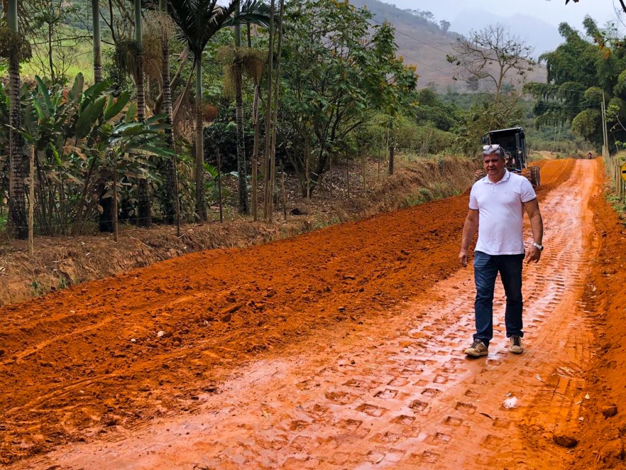 Prefeito de Iúna acompanha a preparação para asfaltamento em São João do Príncipe
