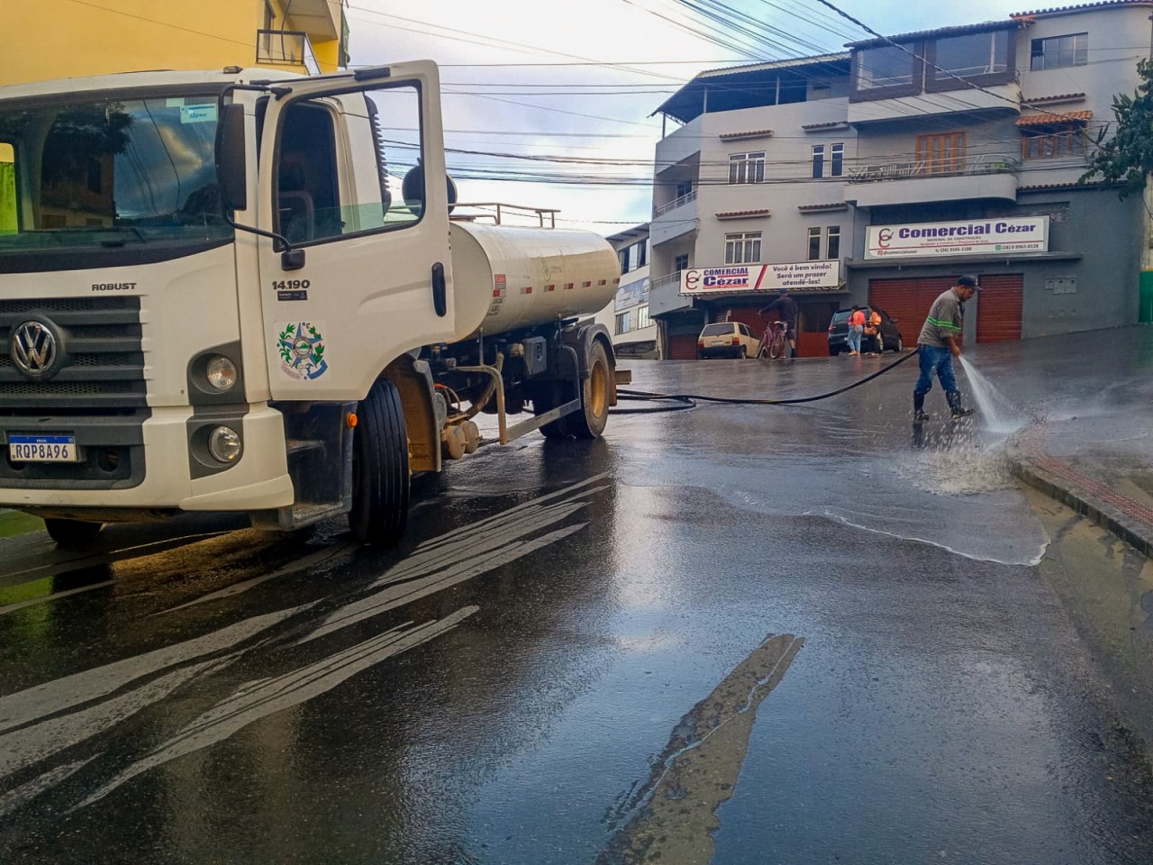Prefeitura continua com o trabalho de limpeza das ruas