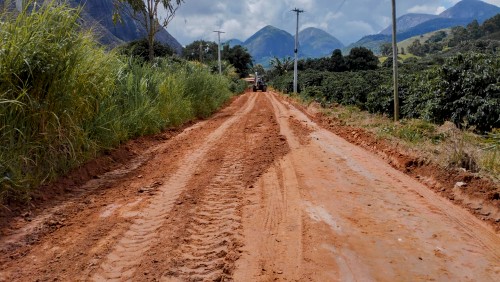 Prefeitura de Iúna executa melhorias na estrada de Laranja da Terra