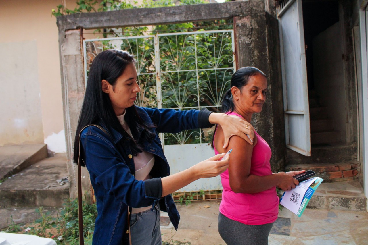 Secretaria de Saúde faz ação de vacinação no bairro Quilombo